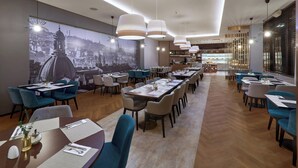 2 か所のレストラン : 朝食、ランチ、ディナー、ブランチに営業