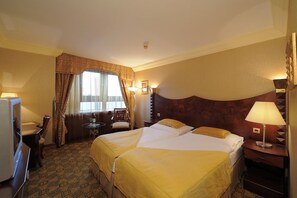 أغطية فراش متميزة وأسرّة بإسفنج يتكيف مع شكل الجسم وخزنة داخل الغرفة