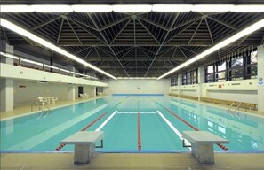 Una piscina cubierta