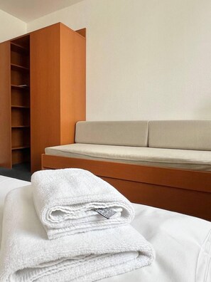 Double Superior | Cofres nos quartos, escrivaninha, Wi-Fi de cortesia, roupa de cama