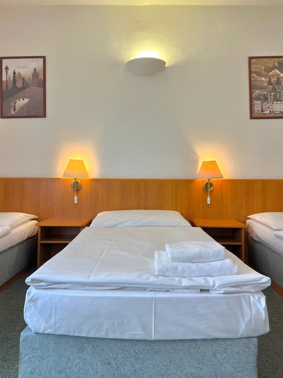 Habitación triple | Caja de seguridad en la habitación, escritorio y wifi gratis 