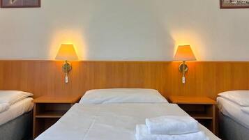 Habitación triple | Caja de seguridad en la habitación, escritorio y wifi gratis