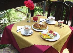 Petit-déjeuner buffet (6 EUR par personne)