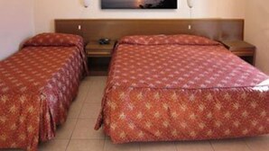 ألحفة محشوة بالريش وخزنة داخل الغرفة ومكتب وواي فاي مجانًا