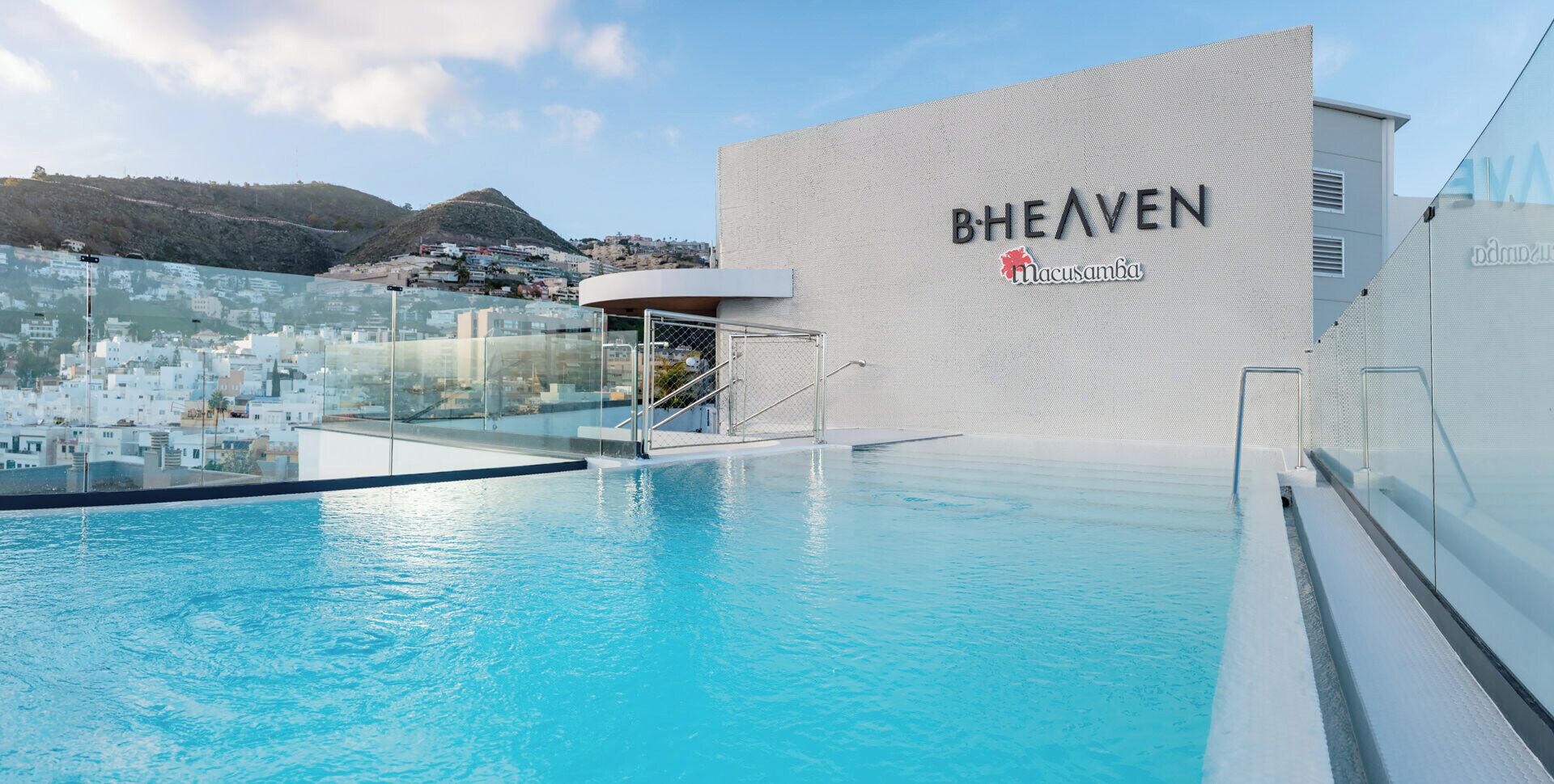 Außenpool, Sonnenschirme, Liegestühle