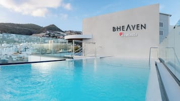 Außenpool, Sonnenschirme, Liegestühle