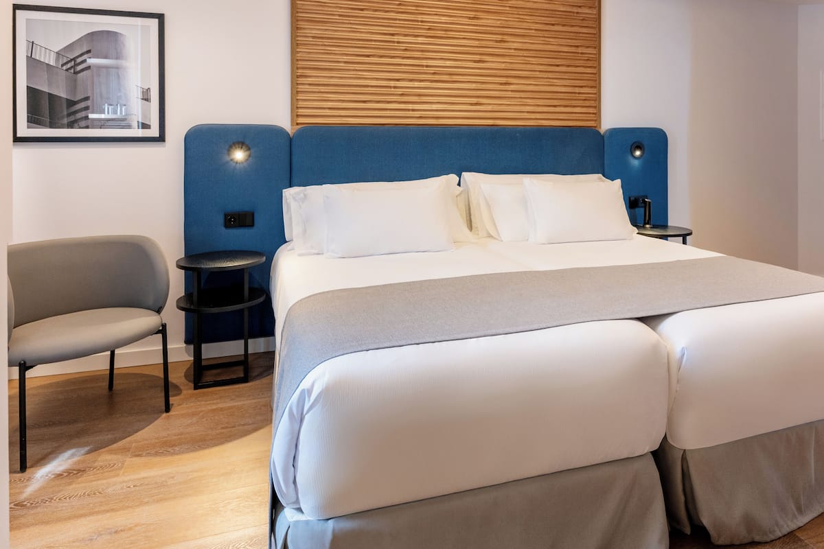 Minibar, caja fuerte, sistema de insonorización y wifi gratis