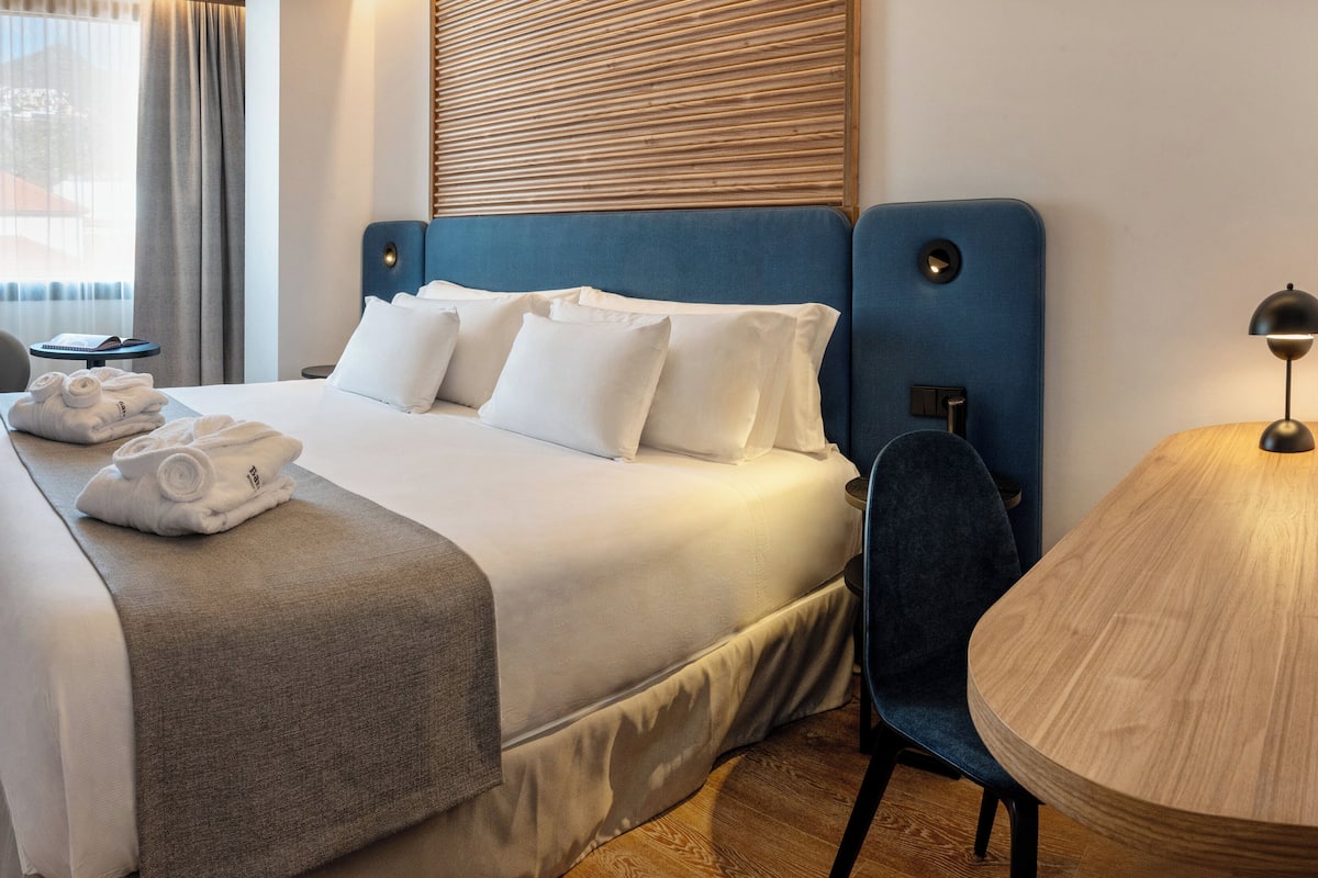 Minibar, caja fuerte, sistema de insonorización y wifi gratis