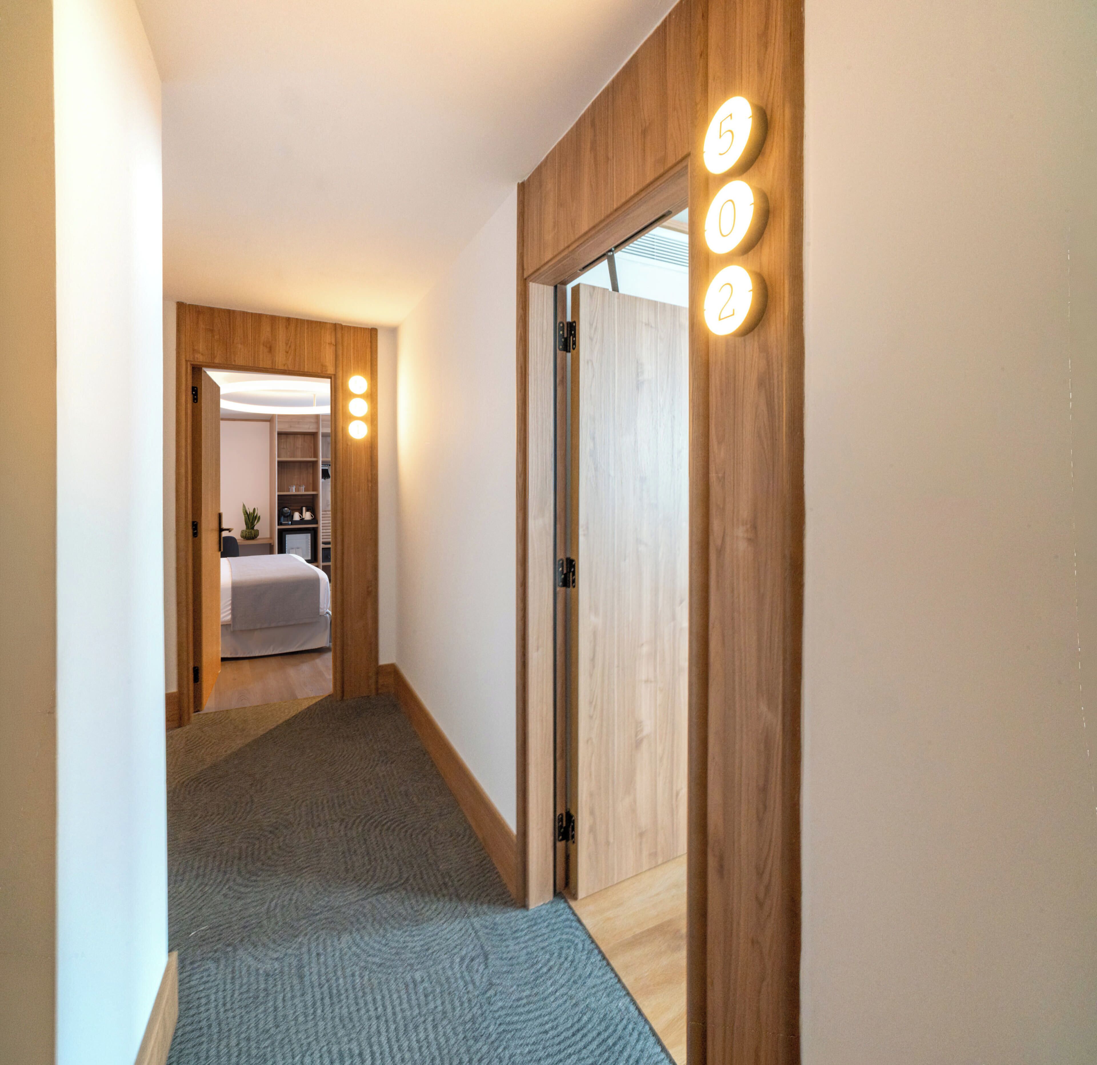 Minibar, coffres-forts dans les chambres, chambres insonorisées