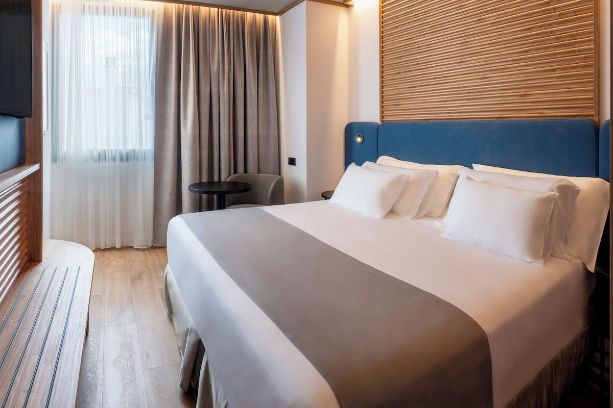 Minibar, caja fuerte, sistema de insonorización y wifi gratis