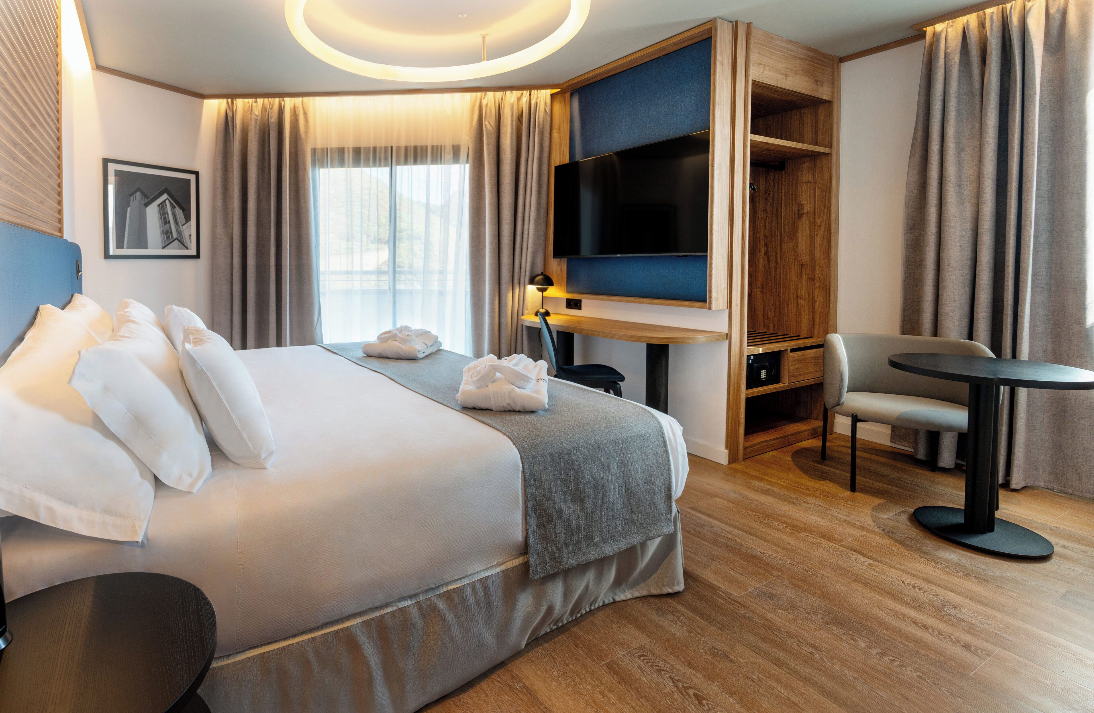 Habitación superior, balcón | Minibar, caja de seguridad en la habitación y insonorización 