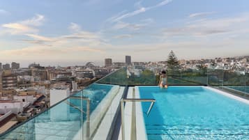 Ulkouima-allas, aurinkovarjoja, aurinkotuoleja