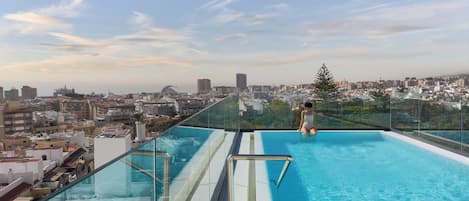 Piscine extérieure, parasols de plage, chaises longues