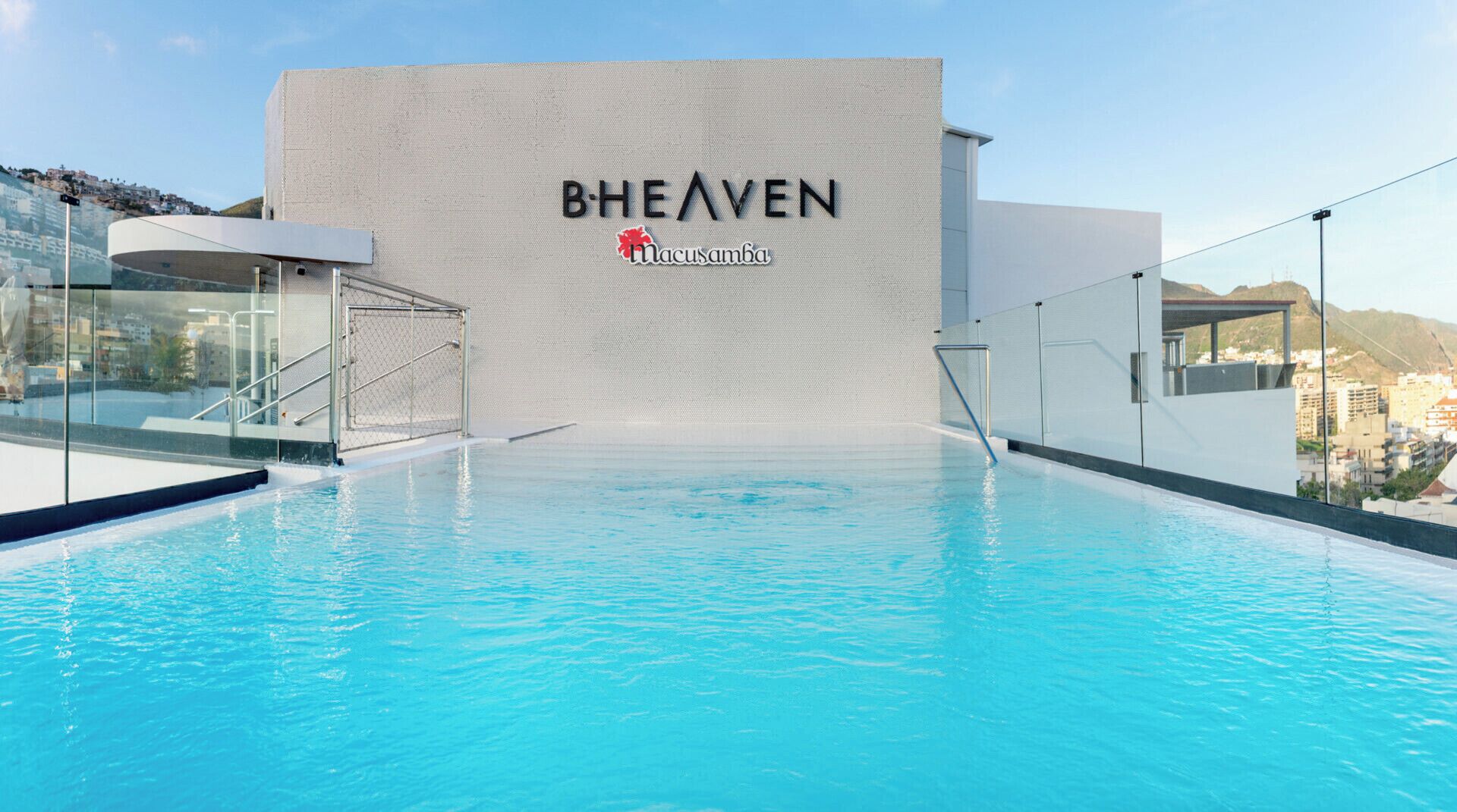 Utendørsbasseng, bassengparasoller og solsenger