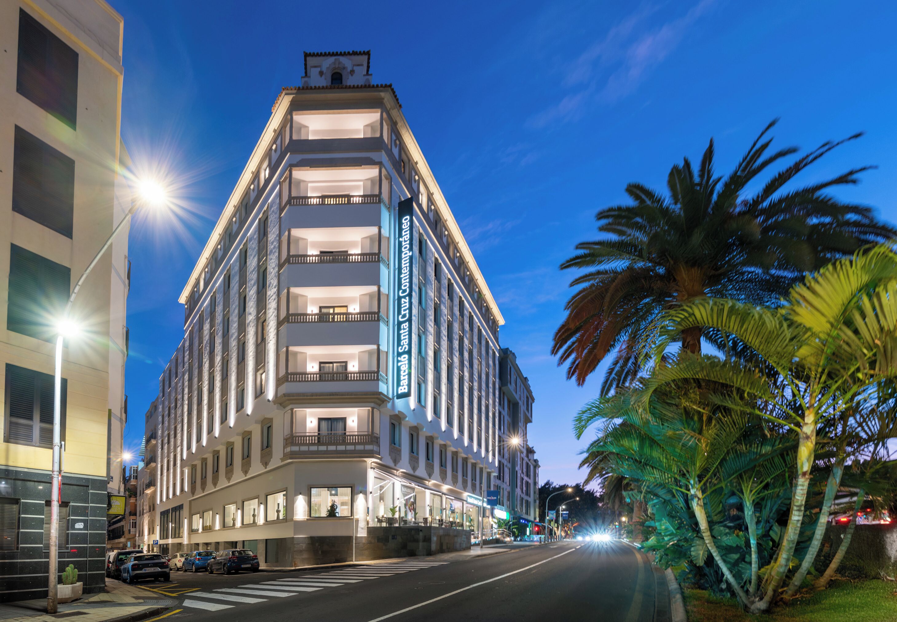 Bagian depan properti - sore/malam