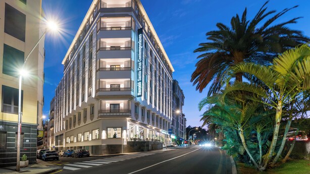 A multi-story hotel with balconies, a street view, and palm trees. - Barceló Santa Cruz Contemporáneo (Santa Cruz de Tenerife)
