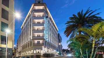 Majoituspaikan julkisivu illalla/yöllä