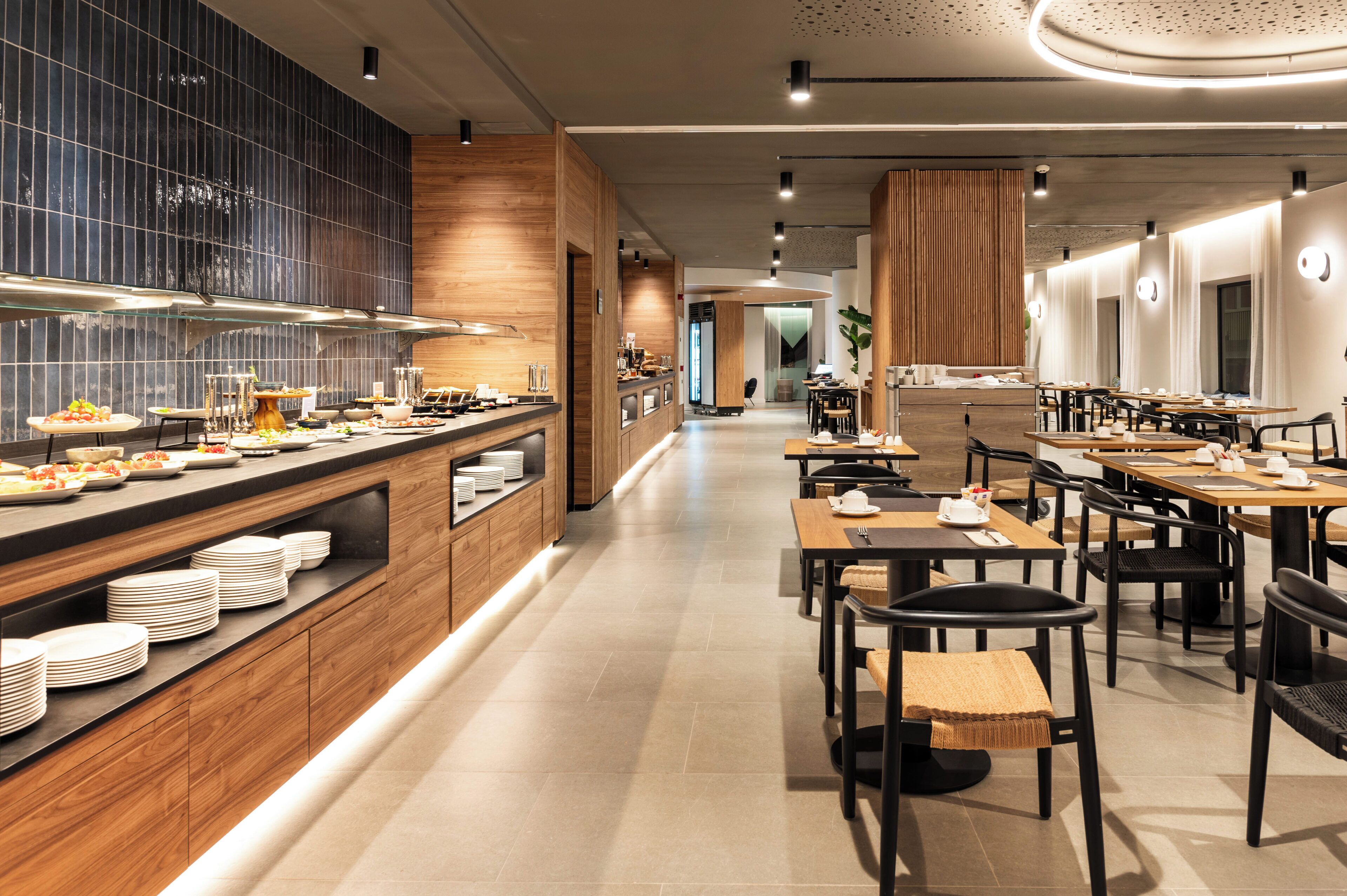 Tägliches Frühstücksbuffet (20 EUR pro Person)