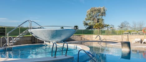 Una piscina al aire libre de temporada