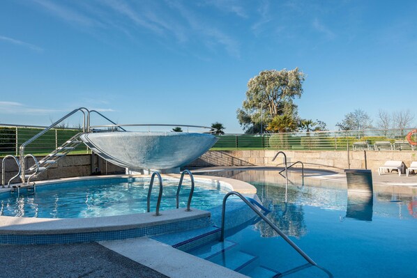 Una piscina al aire libre de temporada