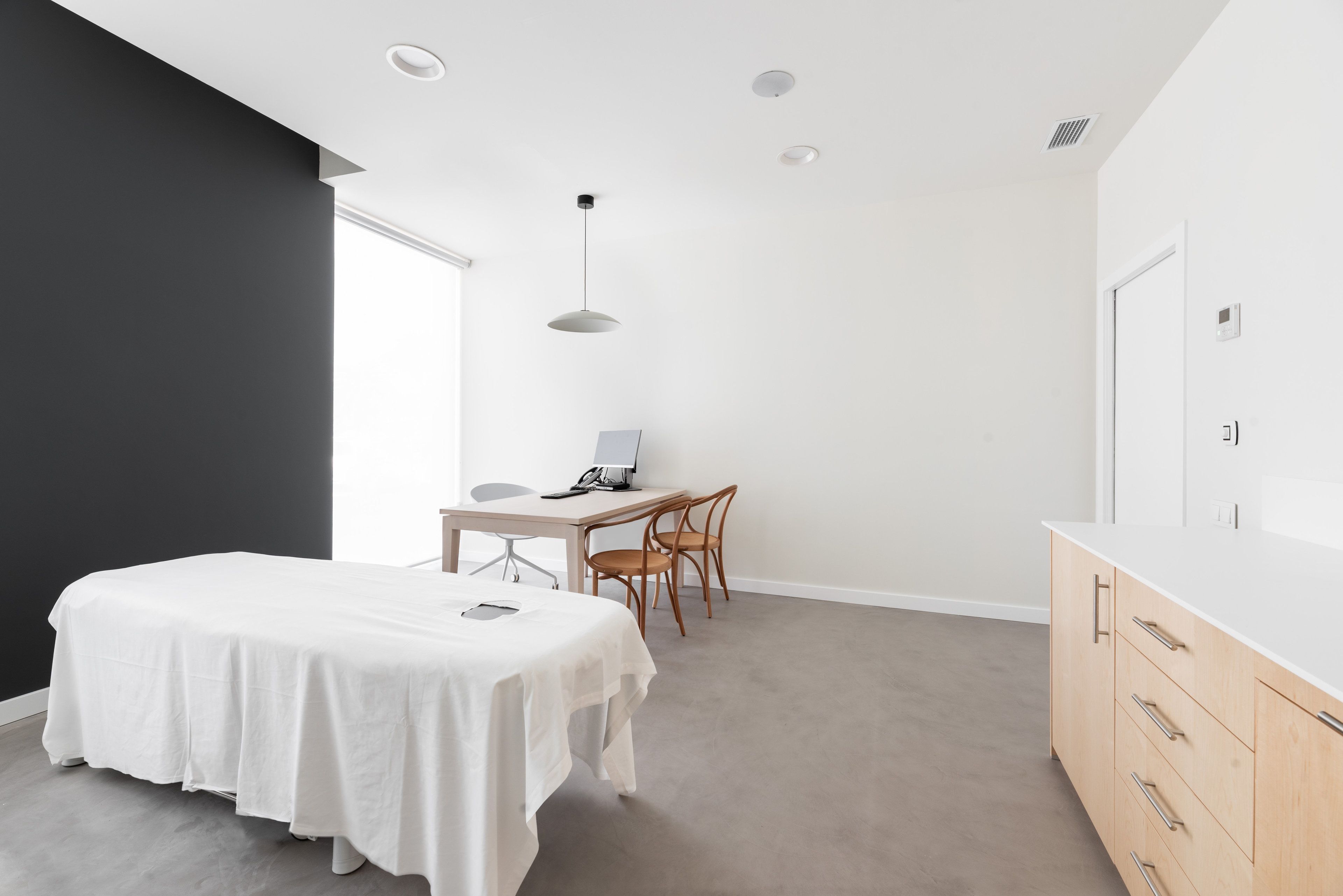 Une chambre à coucher moderne avec un lit, un bureau et une chaise.