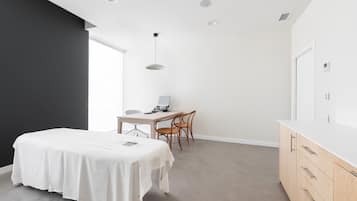 Une chambre à coucher moderne avec un lit, un bureau et une chaise.