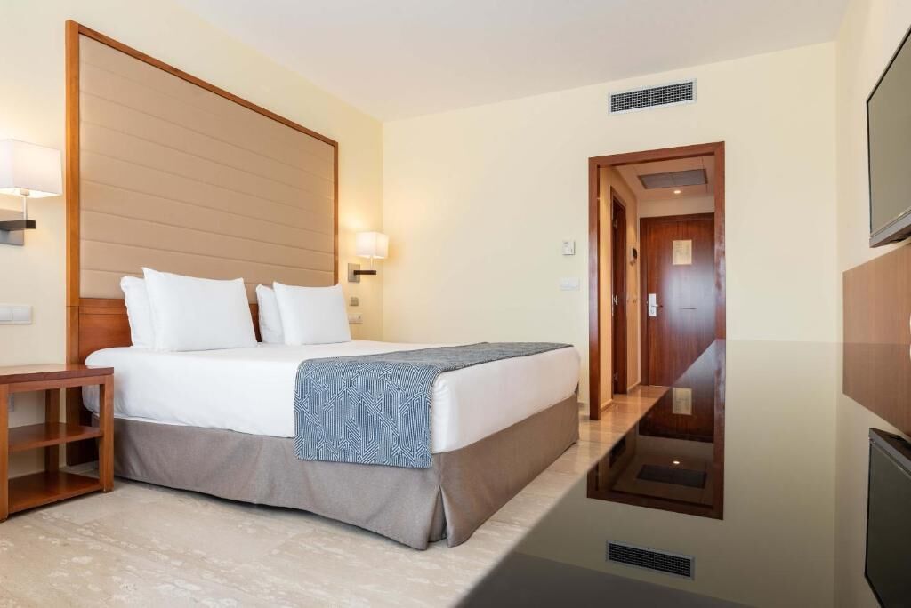 Minibar, in-room safe, soundproofing, free WiFi