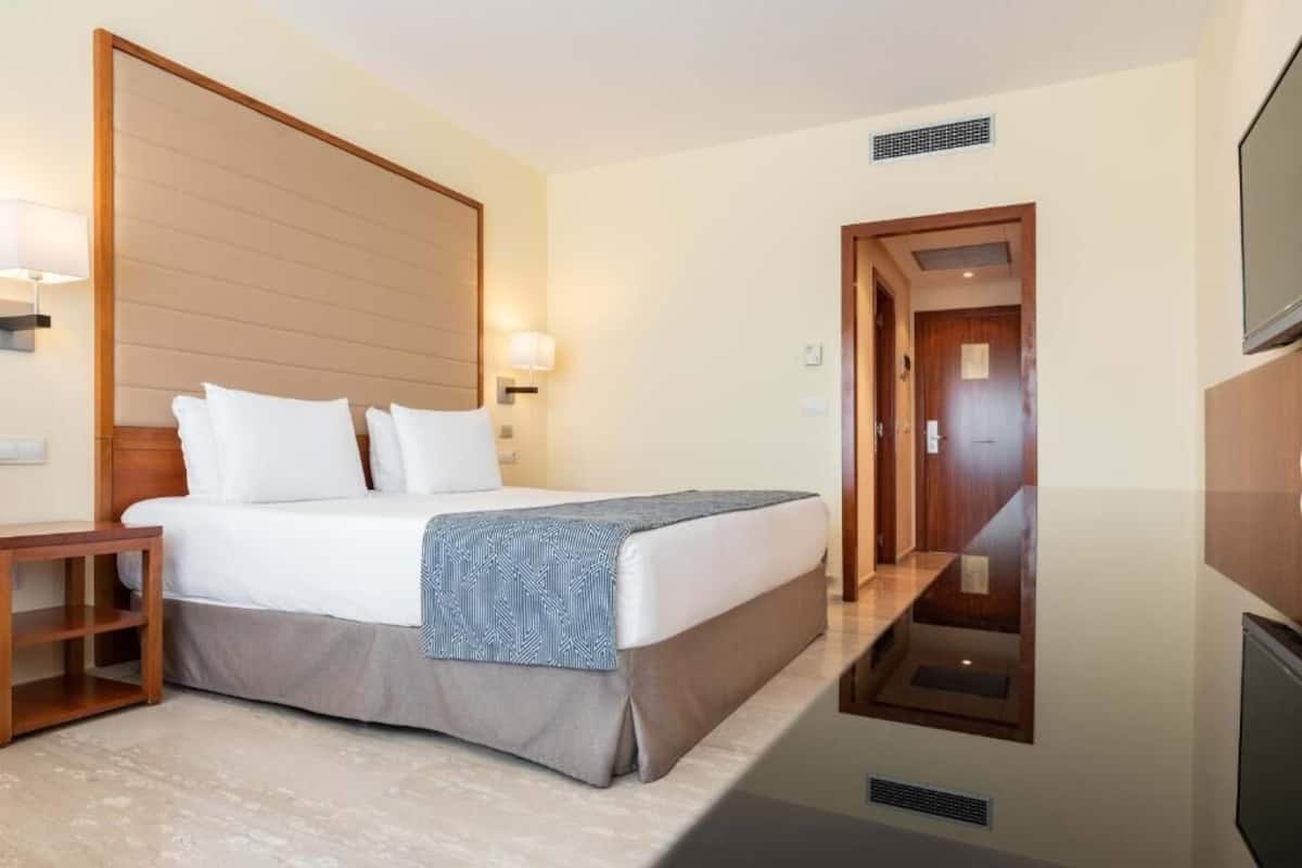Minibar, in-room safe, soundproofing, free WiFi