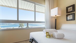 Minibar, brankas, kedap suara, dan Wi-Fi gratis