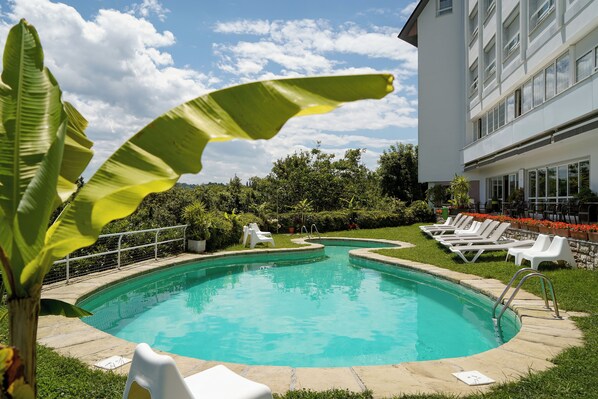 Outdoor pool, sun loungers