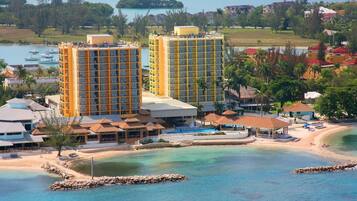 3 piscines extérieures