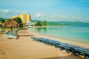 Privatstrand, weißer Sandstrand, Strandtücher, Massagen am Strand