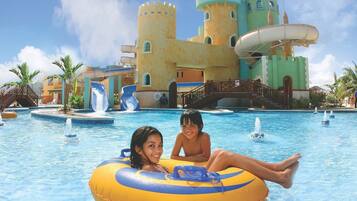 3 piscines extérieures