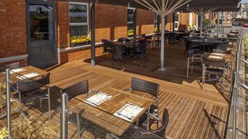 S'hi serveixen esmorzars, dinars i sopars