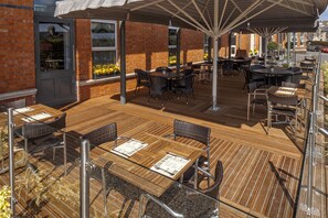 朝食、ランチ、ディナーに営業