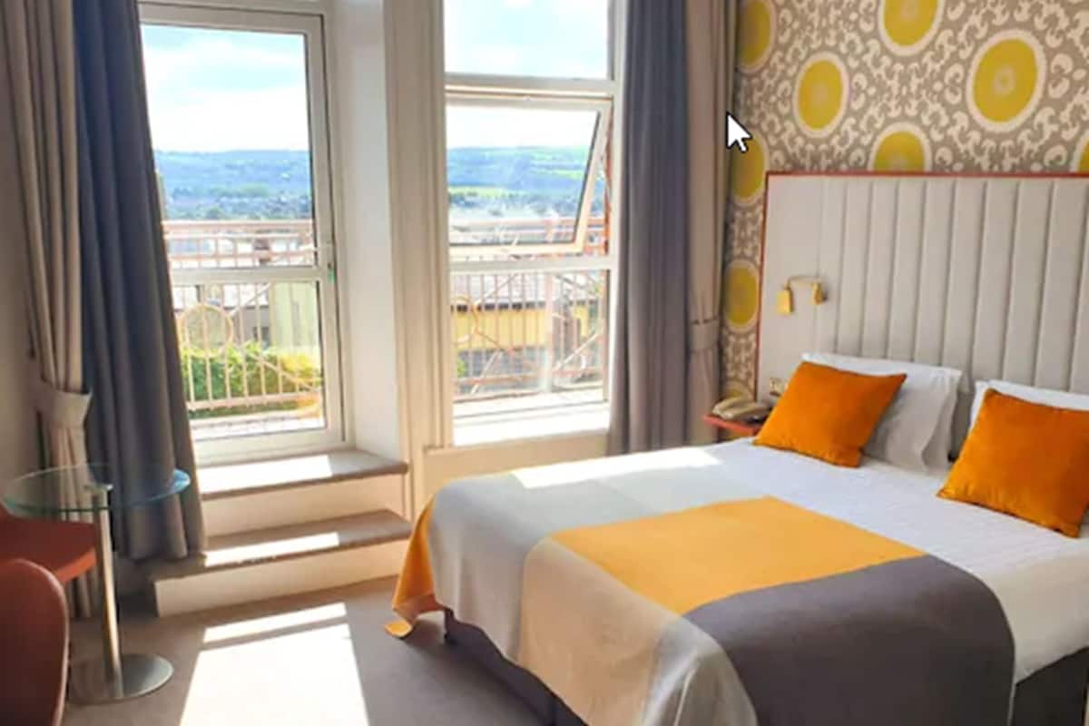 club room, 1 double bed, balcony, city view | hypo-allergenic bedding, individually decorated, individually furnished