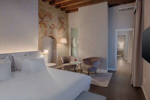 Minibar, coffres-forts dans les chambres, bureau, chambres insonorisées