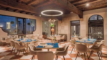 Déjeuner et dßner servis sur place, spécialités Cuisine italienne