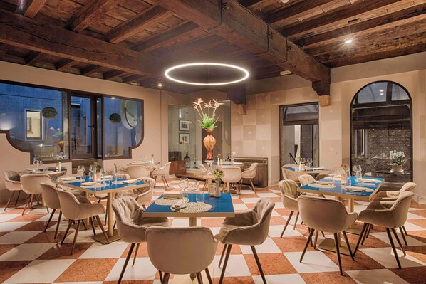 Lunch and dinner served, Italian cuisine