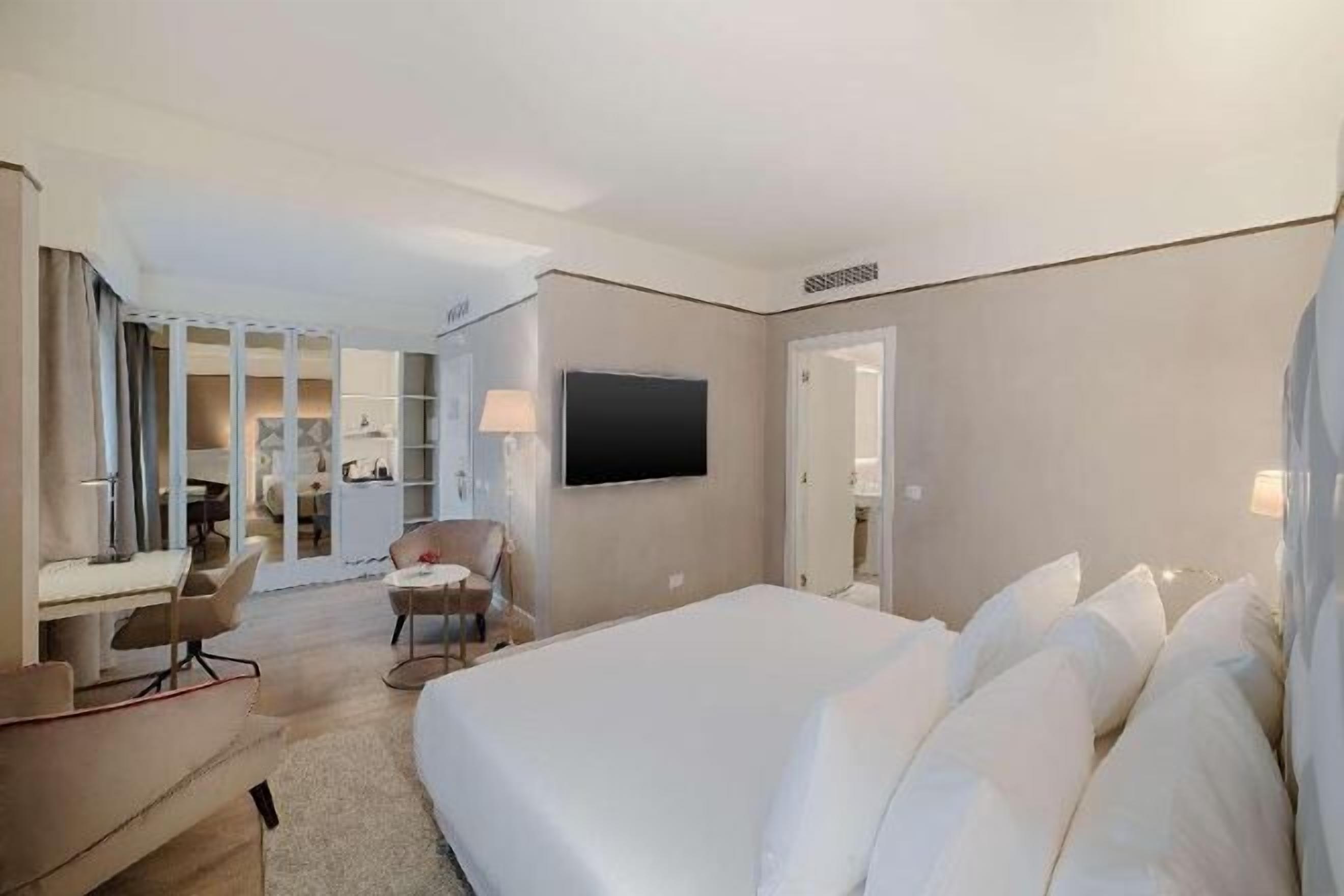 Minibar, caixa forta a l'habitació i escriptori 