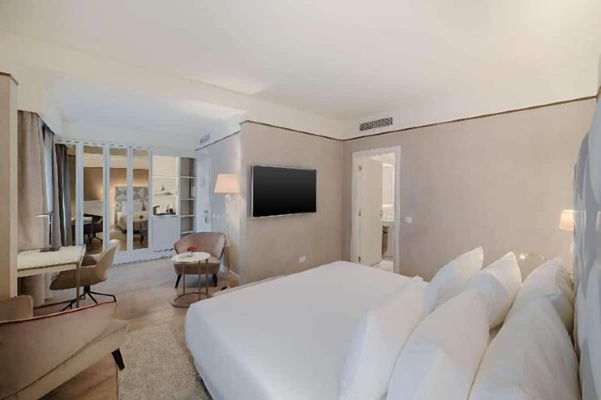 Minibar, caixa forta a l'habitació i escriptori