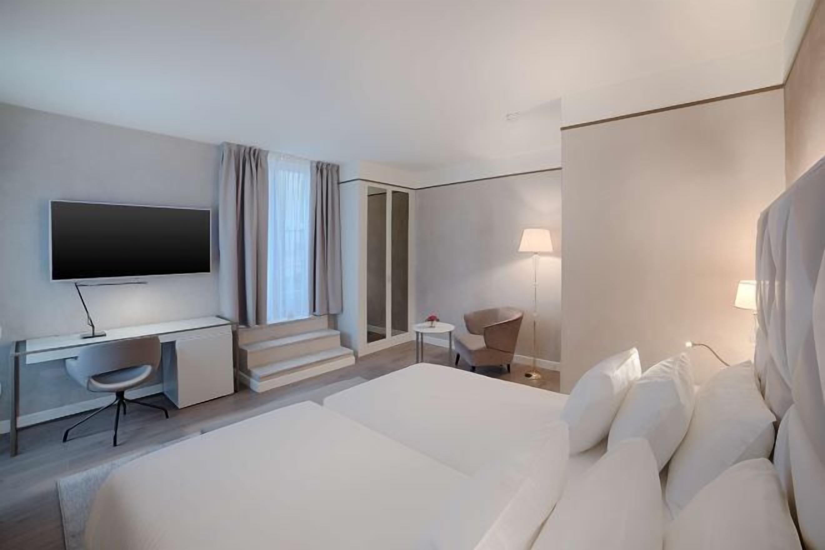 迷你吧、房內夾萬、書桌、隔音