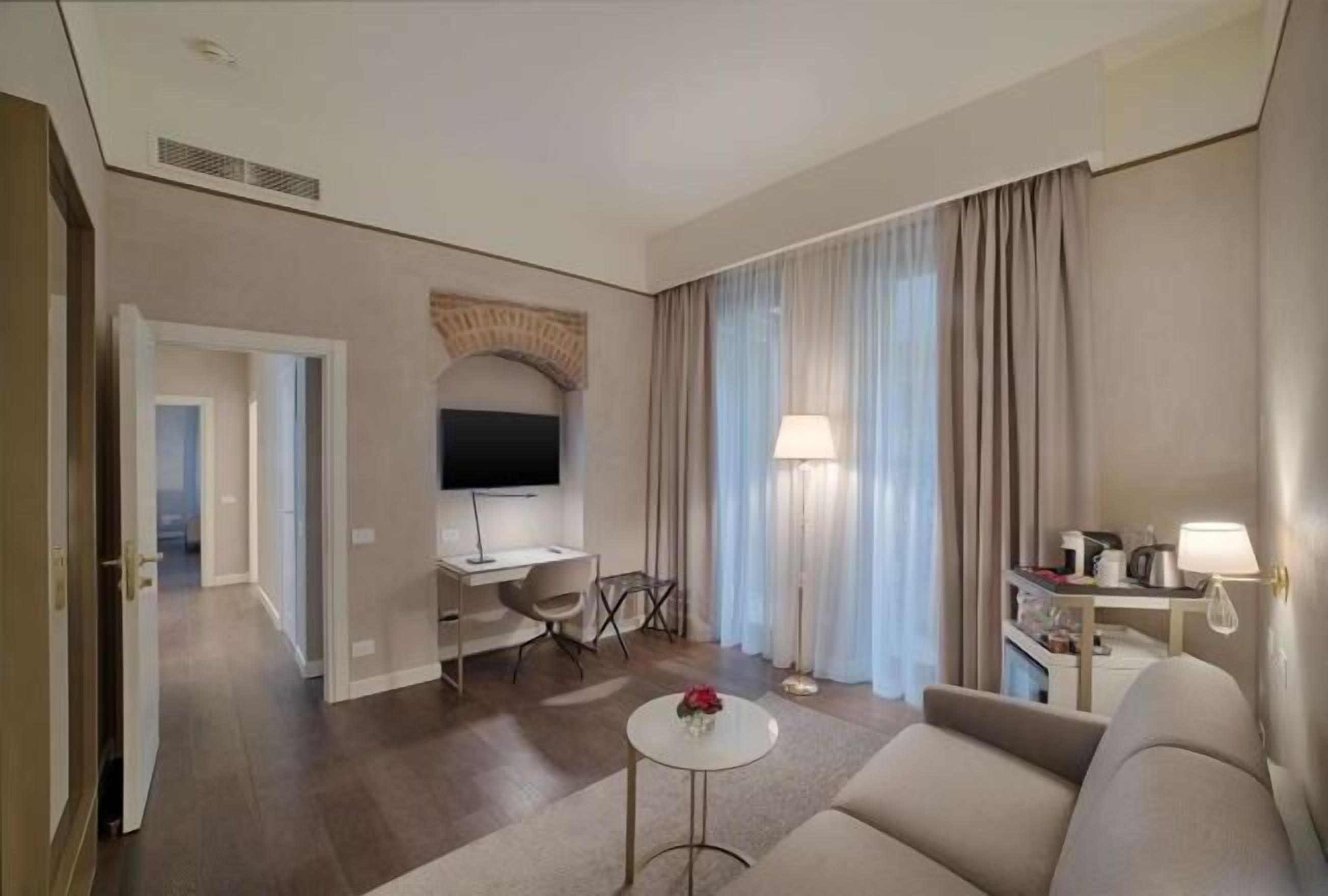 Living area | 40-inch flat-screen TV with satellite channels, TV