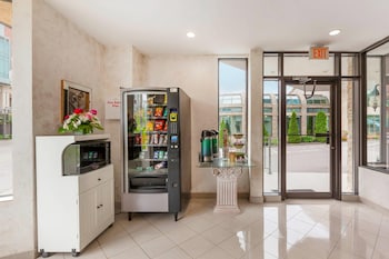Hotel entrance and lobby at Quality Hotel Fallsview Cascade
