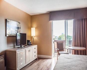 Desk, iron/ironing board, bed sheets, alarm clocks at Quality Hotel Fallsview Cascade
