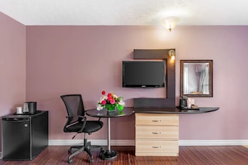 Desk, iron/ironing board, bed sheets, alarm clocks at Quality Hotel Fallsview Cascade