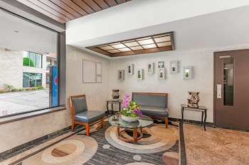 Hotel entrance and lobby at Quality Hotel Fallsview Cascade
