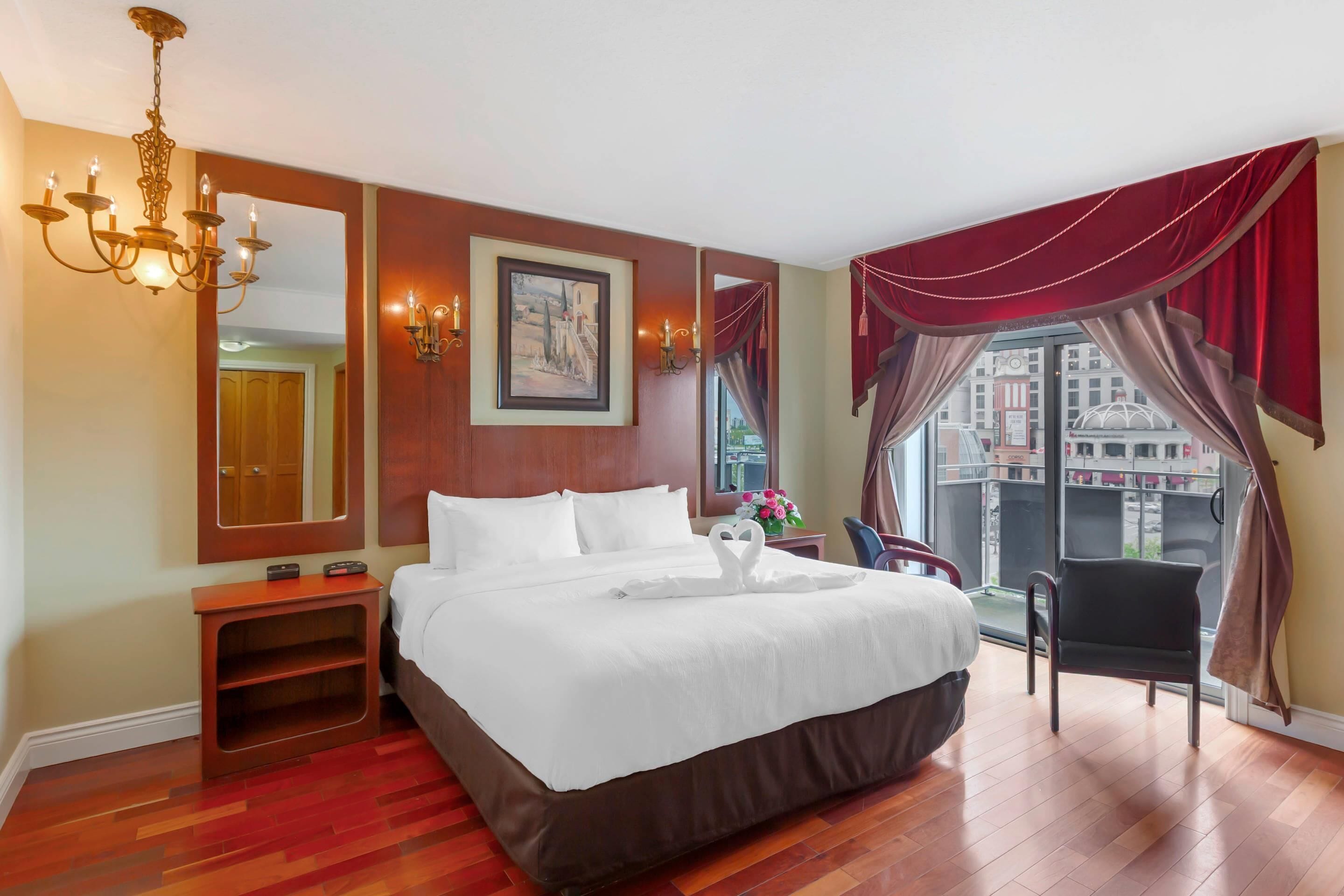 Skrivebord, strykejern/-brett, sengetøy og vekkerklokke