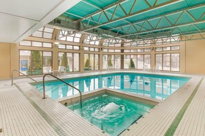 Indoor pool - Quality Hotel Fallsview Cascade (Niagara Falls)