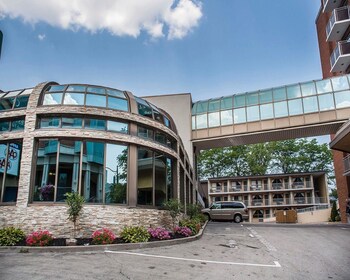Hotel Exterior at Quality Hotel Fallsview Cascade